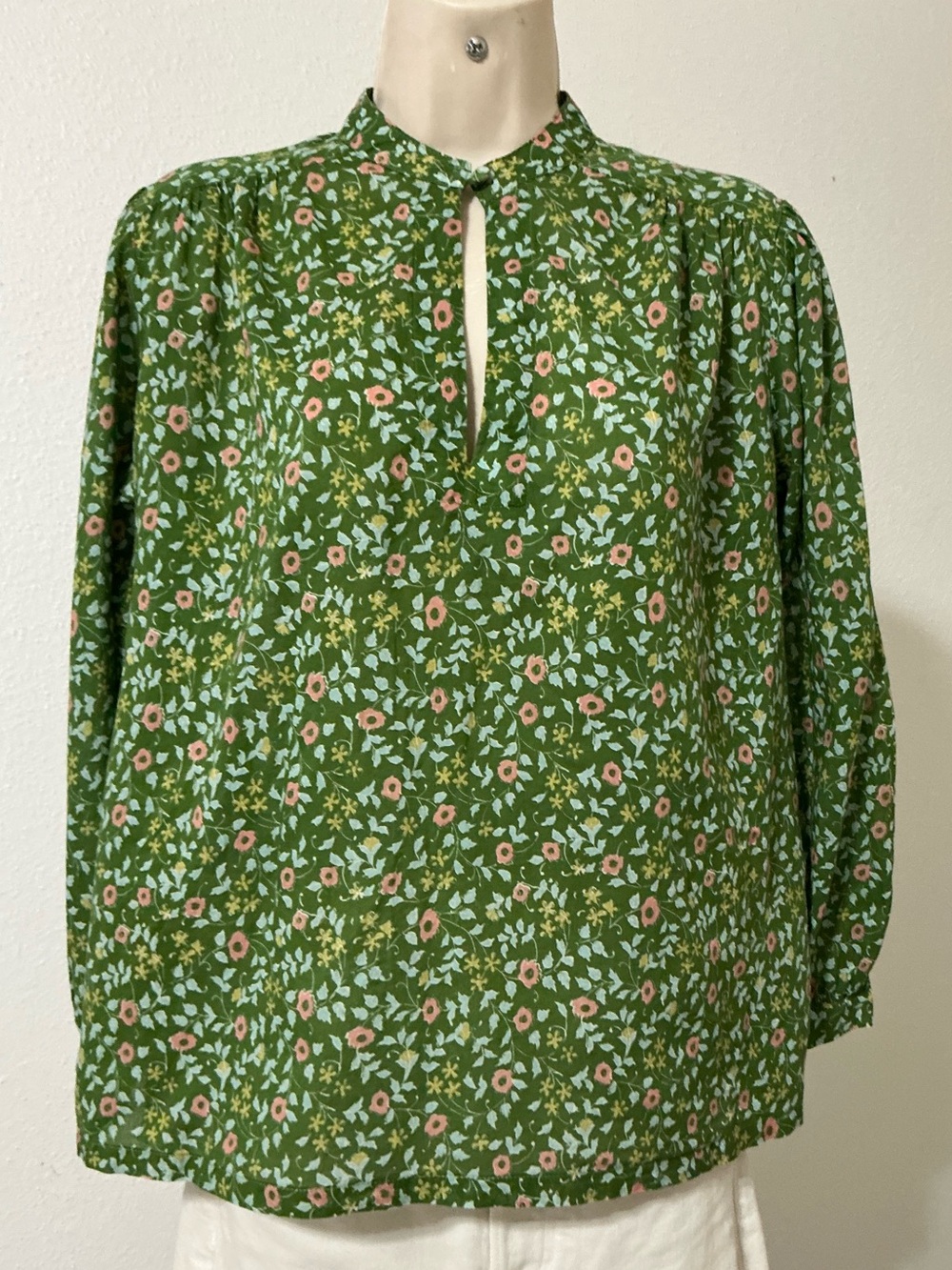 Trovata Birds of Paradis Bailey Blouse in the "Spring Ivy Floral" Small